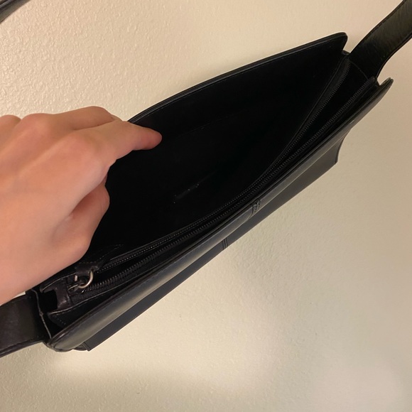 Kenneth Cole Elegant Black Shoulder Bag - Picture 4 of 9